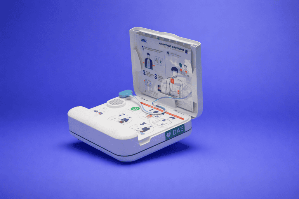 Defibrillatore automatico DAE Clark su sfondo blu.
