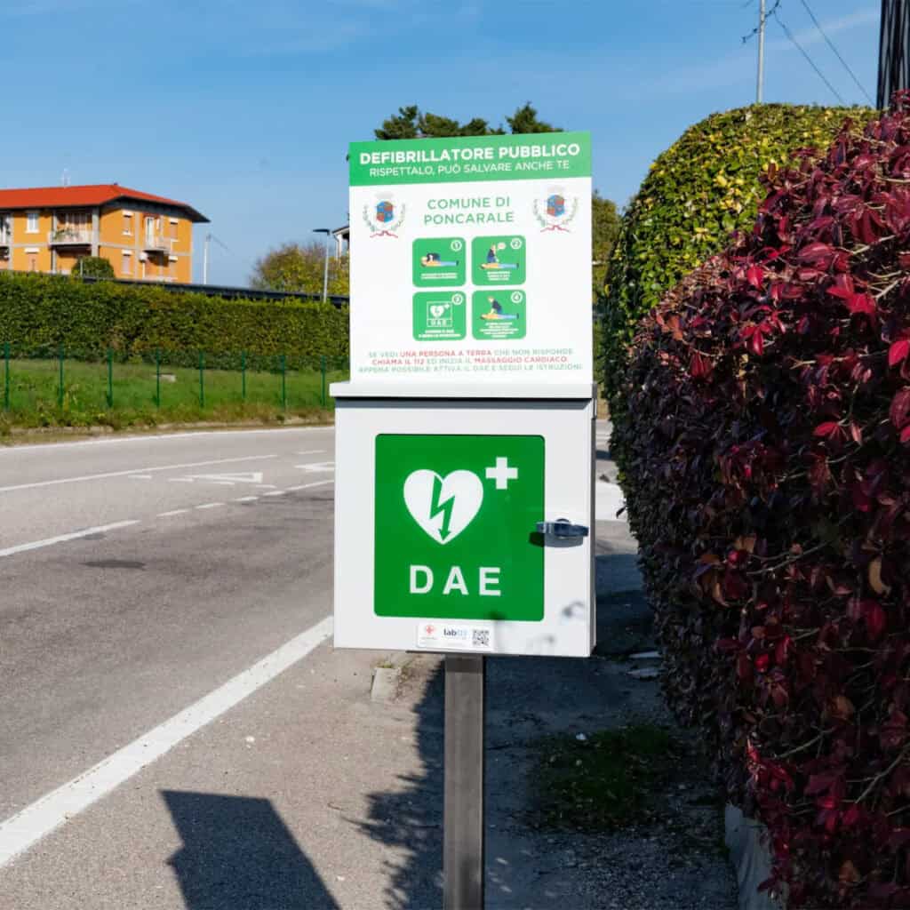 Dispositivo di emergenza DAE per rianimazione rapida in strada. Accessibile a tutti, salva vite in s.