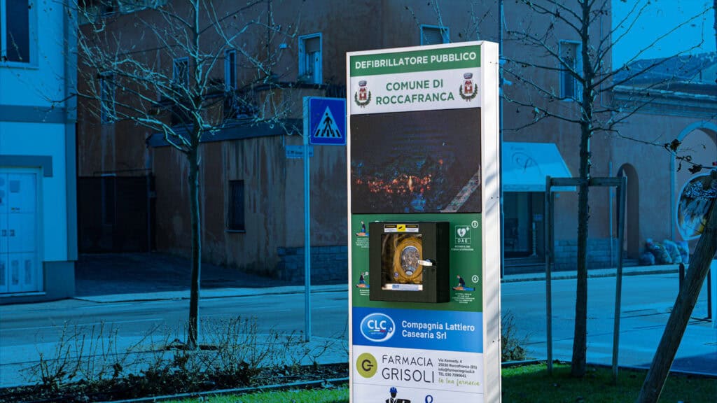 Defibrillatore pubblico in area urbana di Roccafranca, pronto all'uso in emergenza sanitaria.