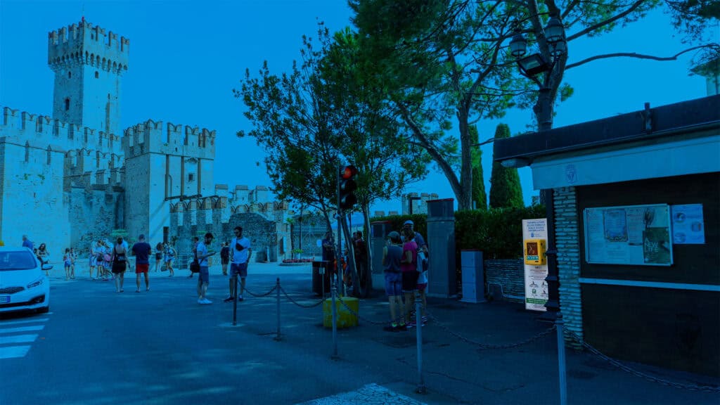 Castello di Sirmione, Lago di Garda, Italia, attrazione turistica storica con visitatori.
