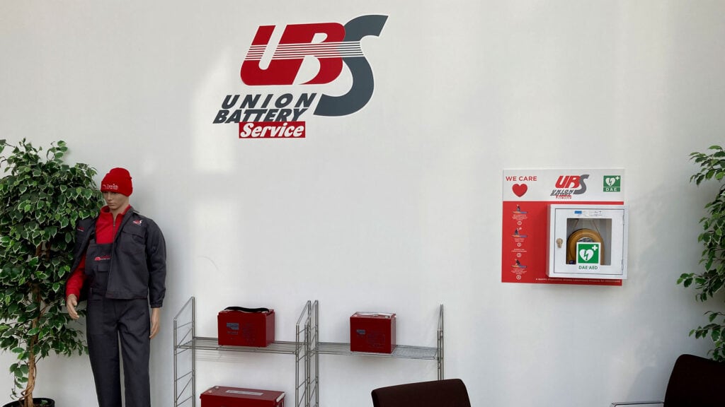 Operatore di stazione di servizio UPS Lab01 con attrezzature di rifornimento.