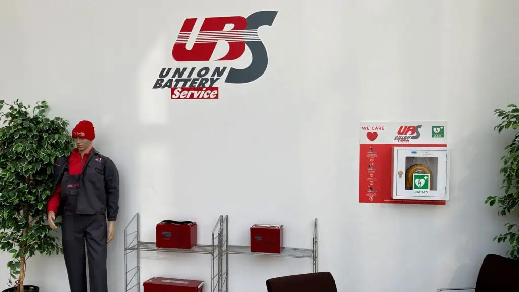Operatore di stazione di servizio UPS Lab01 con attrezzature di rifornimento.