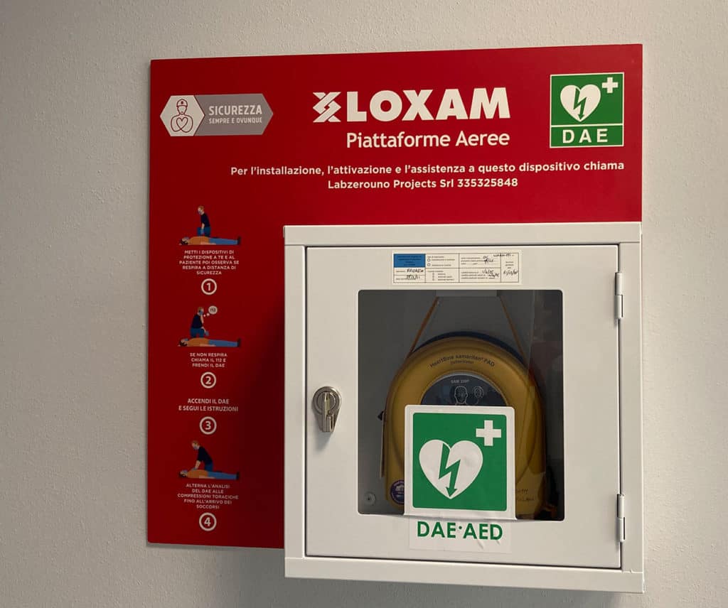 Defibrillatore AED installato in piattaforma aerea Loxam per emergenze sanitarie.